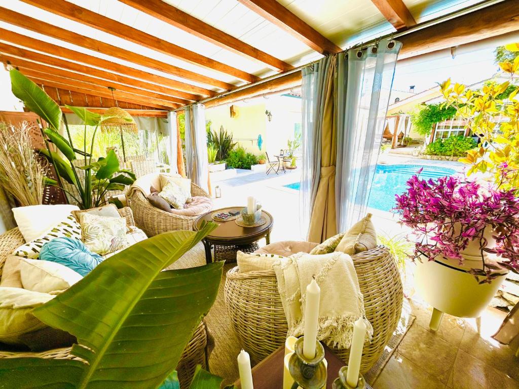 Covered veranda and outdoor dining area at Sunrise Villa Alvorada